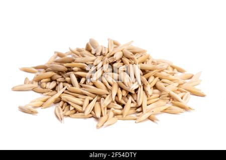 L'avena è isolata su sfondo bianco. Ingredienti crudi. Cibo vegetariano. Foto di alta qualità Foto Stock