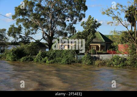 Una casa circondata su tre lati da acque alluvionali a McGraths Hill, durante il marzo 2021 Hawkesbury-Nepean River flood, Australia. Foto Stock