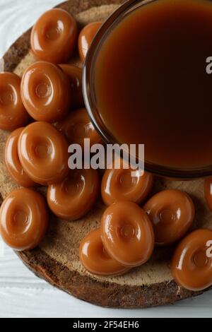 Tavola con salsa al caramello e caramelle, primo piano Foto Stock