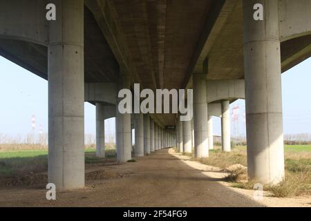 parte inferiore di un ponte, in cemento, con pilastri Foto Stock