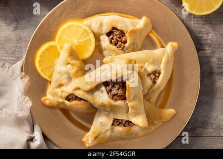 Fatayer medio orientale tradizionale su tavola di legno Foto Stock