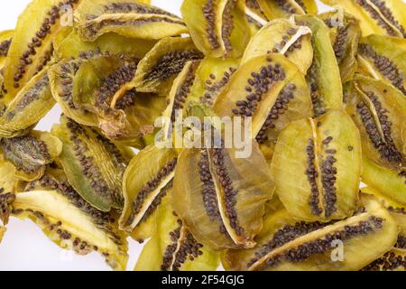 Fette di frutta secca di kiwi. Perfetto come spuntino, oltre al gelato e ad altri dessert. Foto Stock