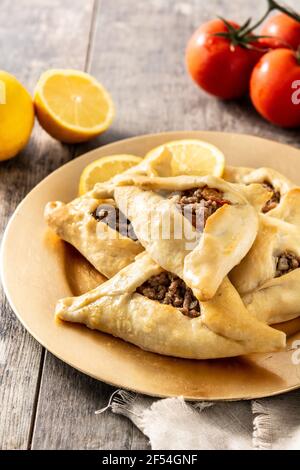 Fatayer medio orientale tradizionale su tavola di legno Foto Stock