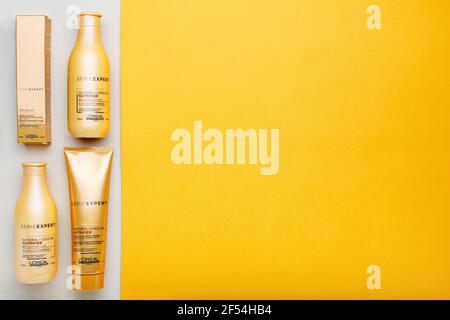 L'oreal professionnel Paris Serie Expert loreal nutriente per capelli set di prodotti professionali. Maschera LOREAL shampoo capelli su sfondo giallo. Oro Foto Stock