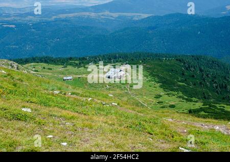 Vista aerea della capanna dei sette laghi di Rila nella montagna di Rila, Bulgaria Foto Stock