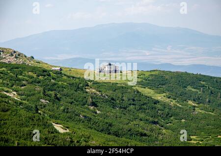 Vista aerea della capanna dei sette laghi di Rila nella montagna di Rila, Bulgaria Foto Stock