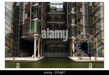 Il nuovo ponte fuori dalla nuova sede M&S nel bacino di Paddington a Londra. Progettato da Thomas Heatherwick Studio.pic David Sandison 22/9/2004 Foto Stock