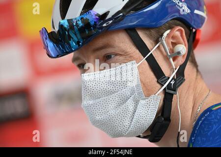 Irish Sam Bennett di Deceuninck - Quick-Step in vista dell'inizio della corsa classica maschile del tour mondiale, Brugge - De Panne in bicicletta Foto Stock