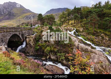 Cascata di Pont Pen-y-benglog A5 ponte stradale sul fiume Afon Ogwen nel Parco Nazionale di Snowdonia a fine estate. Ogwen, Conwy. Galles del Nord, Regno Unito, Gran Bretagna Foto Stock