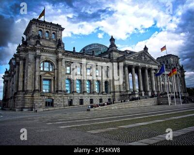 Das Reichstagsgebäude auch Reichstag und offiziell Plenarbereich genannt. Das Reichstagsgebäude am Platz der Republik a Berlino ist seit 199 Foto Stock