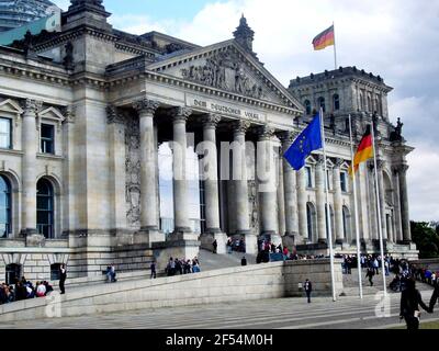 Das Reichstagsgebäude auch Reichstag und offiziell Plenarbereich genannt. Das Reichstagsgebäude am Platz der Republik a Berlino ist seit 199 Foto Stock