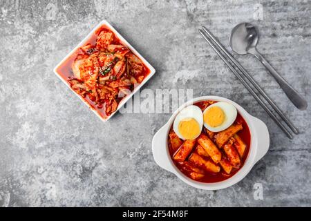 Vista dall'alto Tteokbokki (torte di riso piccanti) con uova, cibo di strada coreano. Foto Stock