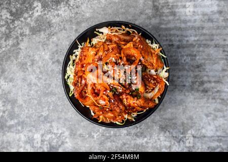 Cibo coreano, maiale fritto in padella con salsa gochujang sul riso. Foto Stock