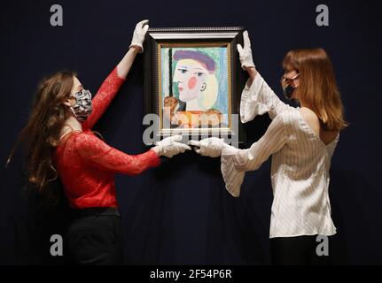 Il Femme au Beret Mauve di Picasso è gestito dai dipendenti di Bonhams a Londra prima che venga offerto per la vendita e si stima che venga venduto da 10 milioni a 15 milioni di dollari (dollari USA) quando viene messo all'asta nella loro vendita impressionista e moderna arte a New York giovedì 1 maggio. Data immagine: Mercoledì 24 marzo 2021. Foto Stock