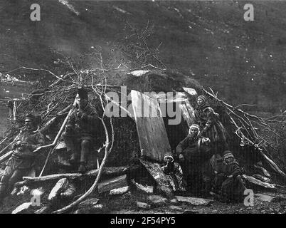 Tromsø, Norvegia. Famiglia di semi di fronte alla loro capanna di Terra Foto Stock