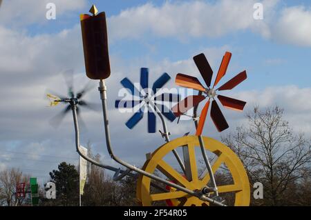 FRANCOFORTE, GERMANIA - 21 marzo 2021: Tre ruote eoliche con velocità diverse al Krebsmuehle di Niederursel, Francoforte, Germania Foto Stock