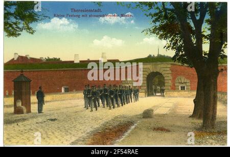 Piccola fortezza con guardia di marcia Theresienstadt. Piccola fortezza con guardia di marcia Foto Stock