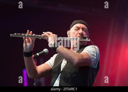 Cantante/cantautore e multi-strumentista, Ian Anderson ex leader della rock band Jethro Tull che si esibisce al Wychwood Festival, UK, 5 giugno 2011 Foto Stock