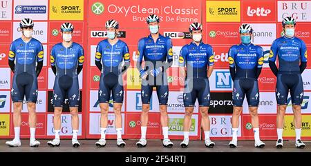 Deceuninck - i piloti Quick-Step sono raffigurati prima della gara classica d'élite maschile del tour mondiale, Brugge - De Panne, 203,9 km da Bruges a. Foto Stock