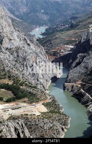 Kemaliye District (Egin) e Dark Canyon River a Erzincan, Turchia. Kemaliye è un centro sportivo estremo nella Turchia orientale. Foto Stock