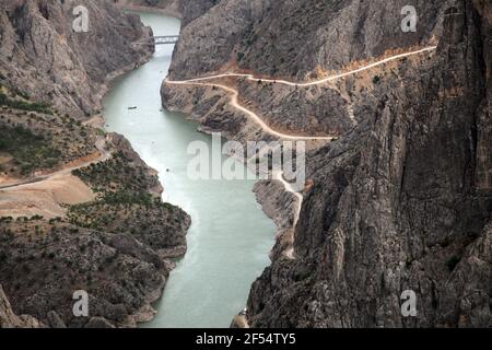 Fiume Dark Canyon a Kemaliye (Egin) a Erzincan, Turchia. Kemaliye è un centro sportivo estremo nella Turchia orientale. Foto Stock