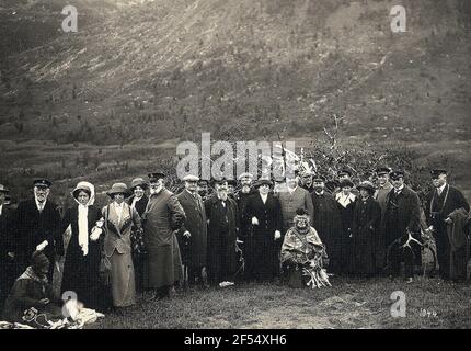 Norvegia. Foto di gruppo con i turisti di Hapag, alcuni con le corna di renna, e semi di fronte al campo della gente del posto a Tromsø Foto Stock