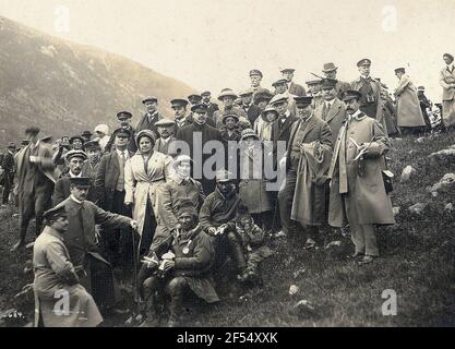 Norvegia. Grande foto di gruppo con i turisti di Hapag e i membri di una famiglia di semi a Tromsø Foto Stock