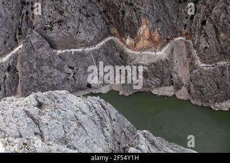 Le persone che guardano la vista del Dark Canyon sulla roccia a Kemaliye (Egin), Erzincan, Turchia. Foto Stock