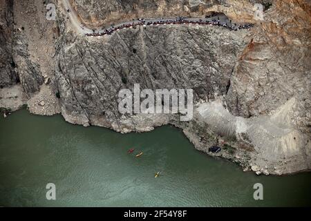 Le persone che guardano la vista del Dark Canyon sulla roccia a Kemaliye (Egin), Erzincan, Turchia. Foto Stock