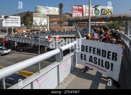 (210324) -- PECHINO, 24 marzo 2021 (Xinhua) -- la gente partecipa ad una protesta che chiede che i diritti di immigrazione siano protetti dagli Stati Uniti a Tijuana, Messico, 21 ottobre 2020. Gli Stati Uniti hanno calpestato sconsideratamente le norme internazionali nel quadro della COVID-19, diventando il più grande artefice di sicurezza e stabilità globale, secondo il rapporto sulle violazioni dei diritti umani negli Stati Uniti nel 2020, che è stato rilasciato dall'Ufficio informazioni del Consiglio di Stato cinese mercoledì. (Foto di Joebeth Terriquez/Xinhua) Foto Stock