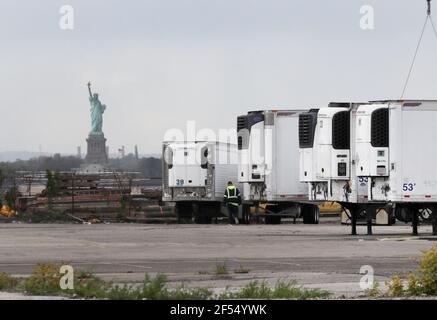 (210324) -- PECHINO, 24 marzo 2021 (Xinhua) -- i rimorchi refrigerati sono visti ad una morgue temporanea a Brooklyn di New York, gli Stati Uniti, il 11 maggio 2020. La caotica risposta alla pandemia di COVID-19 negli Stati Uniti nel 2020 ha portato a terribili conseguenze, secondo il rapporto sulle violazioni dei diritti umani negli Stati Uniti nel 2020, rilasciato mercoledì dall'Ufficio informazioni del Consiglio di Stato cinese. (Xinhua/Wang Ying) Foto Stock