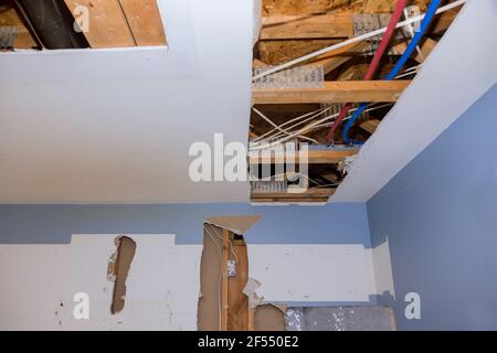 Le pareti di demolizione da cartongesso cartongesso cartongesso con materiale per le riparazioni in una cucina è in costruzione ristrutturazione, ristrutturazione. Foto Stock