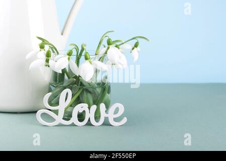 Primo piano su nevicate fresche in un vaso di vetro e lettera amore. Foto Stock