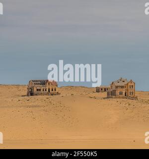 Città fantasma tedesca di Kolmanskop in Namibia con gli edifici abbandonati Nel deserto del Namib Foto Stock