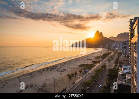 Vista ad alta angolazione della spiaggia di Ipanema a Rio de Janeiro Al tramonto Foto Stock