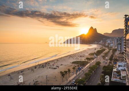 Vista ad alta angolazione della spiaggia di Ipanema a Rio de Janeiro Al tramonto Foto Stock