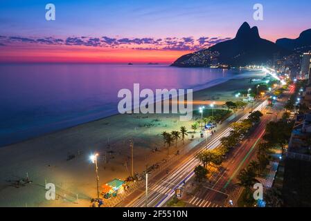 Vista ad alta angolazione della spiaggia di Ipanema di notte subito dopo il tramonto a Rio de Janeiro, Brasile Foto Stock