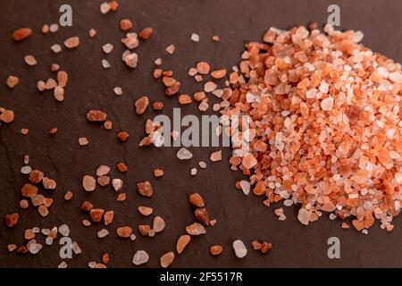 Sale rosa dell'Himalaya su una roccia. Messa a fuoco selettiva. Foto Stock