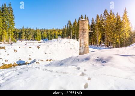 Diga rotta in montagna d'inverno Foto Stock