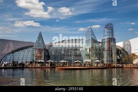 Area ristorazione all'aperto presso il Bluewater Shopping Centre in Kent Foto Stock