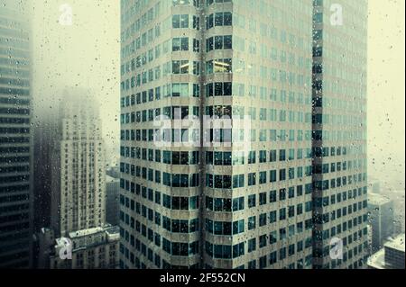 Downtown Toronto vista. Weahter piovosa. Gocce di pioggia sulla finestra Foto Stock