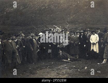 Norvegia. Foto di gruppo con i turisti di Hapag e noce di semina con il bambino in culla di indossare al suo magazzino a Tromsø Foto Stock