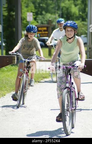 ST. CHARLES, STATI UNITI - 03 giu 2008: I bambini che cavalcano le biciclette sul Katy Trail a St. Charles, Missouri Foto Stock