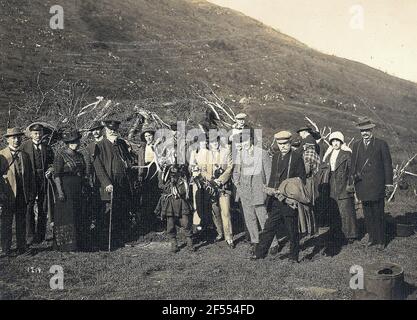 Norvegia. Foto di gruppo con i turisti di Hapag e membro di una famiglia di semi, che si trova di fronte alla loro rifugio sulla Terra a Tromsø Foto Stock