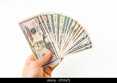 Il denaro in mano isolato su sfondo bianco. Conti in dollari USA Foto Stock