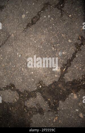 Grunge di superficie ruvida di asfalto, Tarmac grigio strada granulosa, texture sfondo, vista dall'alto. Fotografia closeup Foto Stock