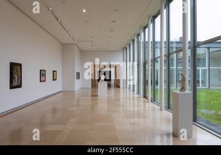 Essen, Museum Folkwang, 2007-2010 von David Chipperfield, Ausstellungsraum mit skulpturen und Gemälden der Klassischen moderne Foto Stock