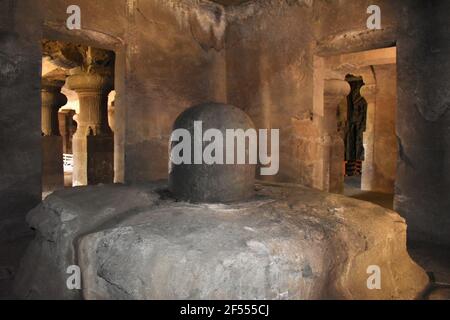 Vista del Santuario principale di Linga, le Grotte di Elefanta, la Grotta n° 1, all'Isola di Elefanta o Gharapuri, Mumbai, Maharashtra, India Foto Stock