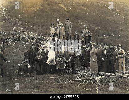 Norvegia. Foto di gruppo con i turisti di Hapag e i membri di una famiglia di semi, prima e sulla loro capanna sulla Terra a Tromsø in piedi Foto Stock