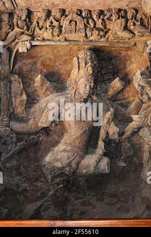 Primo piano, Shiva che uccide Andhakasura, Grotte di Elephanta, il pannello si trova all'angolo nord-ovest della sala principale nella Grotta 1, Isola di Elephanta o Gharapuri Foto Stock